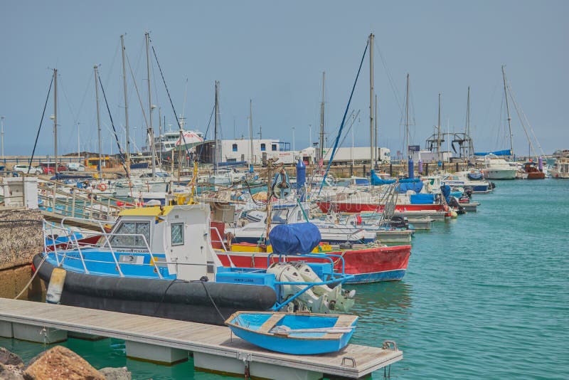Przesyła z łodziami cumować na spokojnego morza quay w Fuerteventura fotografia royalty free Przesyła z łodziami cumować na spokojnego morza quay w Fuerteventura fotografia royalty free