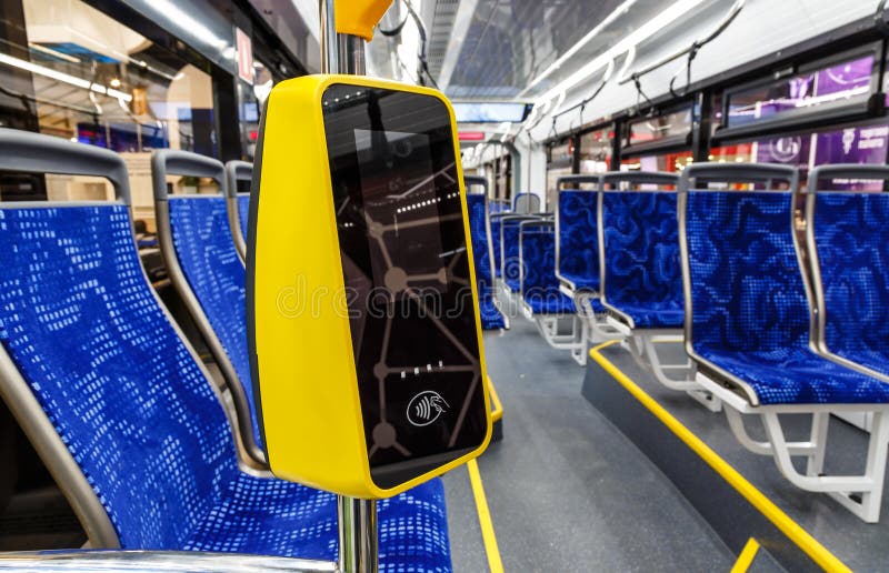 Przewieziony śmiertelnie Zapłata dla podróży w transporcie Validator dla stosować bilet Bezgotówkowa przewieziona zapłata zdjęcia royalty free Przewieziony śmiertelnie Zapłata dla podróży w transporcie Validator dla stosować bilet Bezgotówkowa przewieziona zapłata zdjęcia royalty free