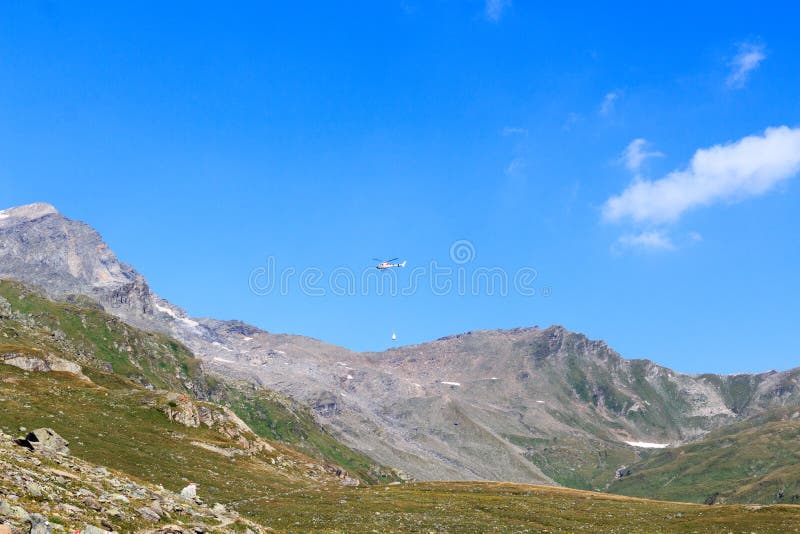 Przewieziony śmigłowcowy latanie z dostawami i halną panoramą, Hohe Tauern Alps, Austria obraz stock Przewieziony śmigłowcowy latanie z dostawami i halną panoramą, Hohe Tauern Alps, Austria obraz stock