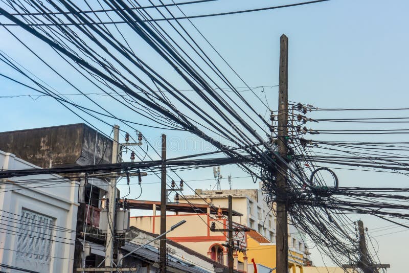 Przewody elektryczne i przewody skręcane na słupie elektrycznym w mieście zdjęcia royalty free Przewody elektryczne i przewody skręcane na słupie elektrycznym w mieście zdjęcia royalty free