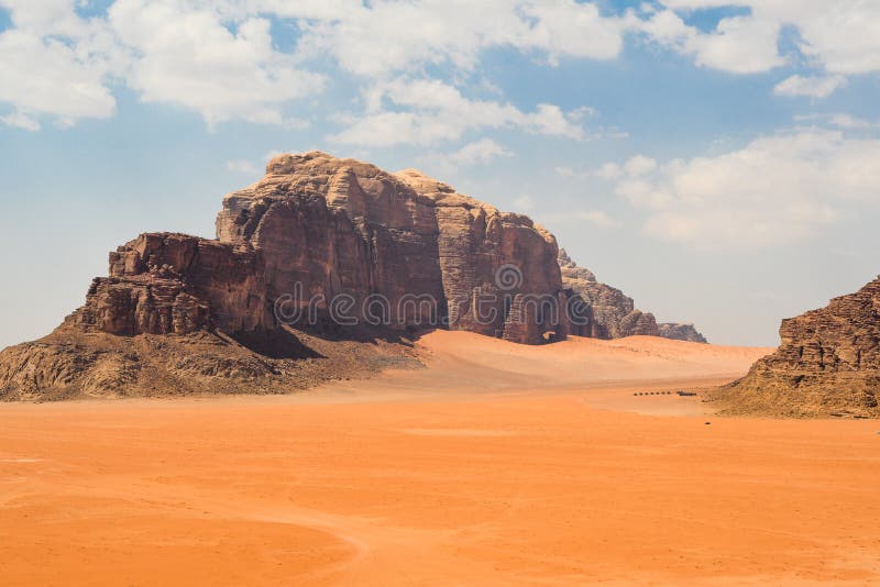 Przez most w skale w wadi rum. jordan. piasek arabski. środkowy wschód