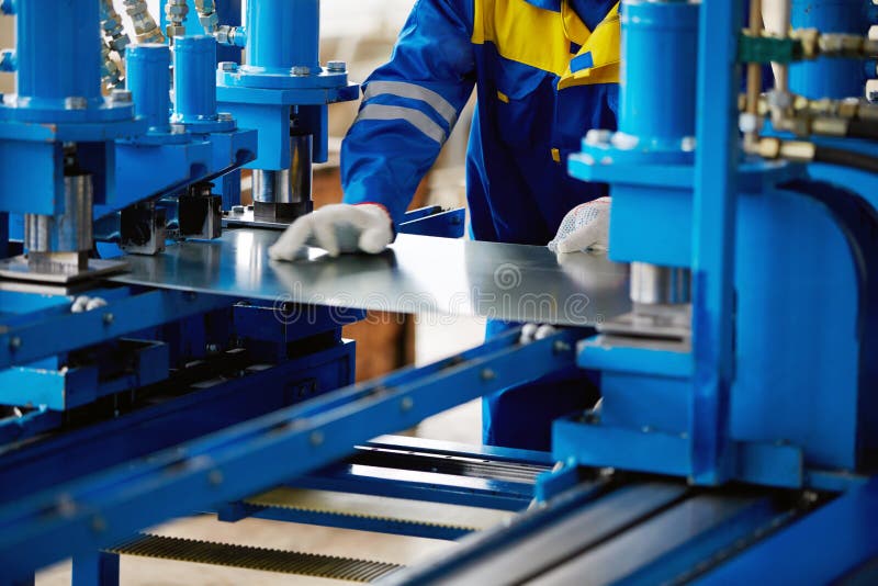 Prześcieradło metal i ręki pracownik obraz stock Prześcieradło metal i ręki pracownik obraz stock