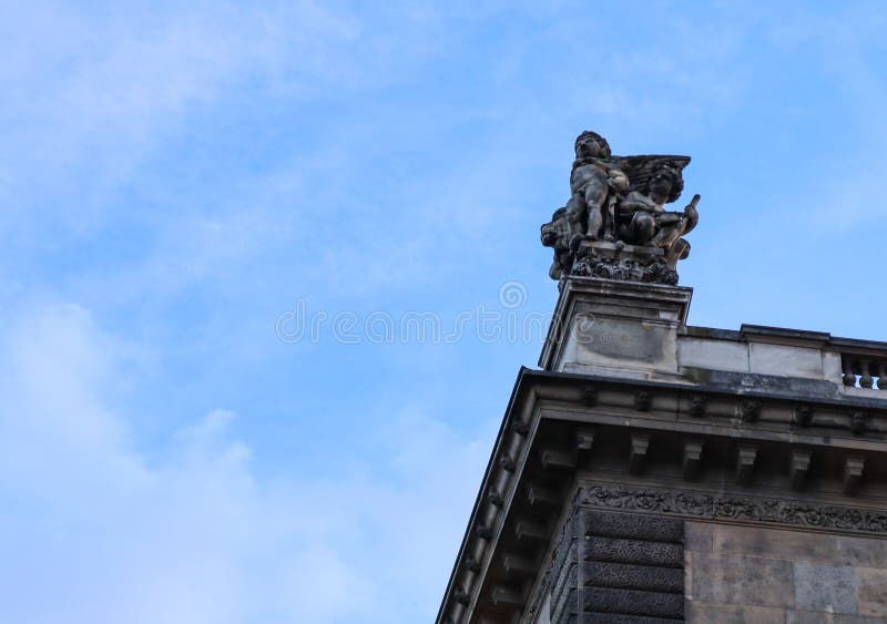 Prześwietna rzeźba i architektoniczni szczegóły dziejowy budynek na ulicie Paryski Francja na tle niebieskie niebo z obrazy royalty free Prześwietna rzeźba i architektoniczni szczegóły dziejowy budynek na ulicie Paryski Francja na tle niebieskie niebo z obrazy royalty free