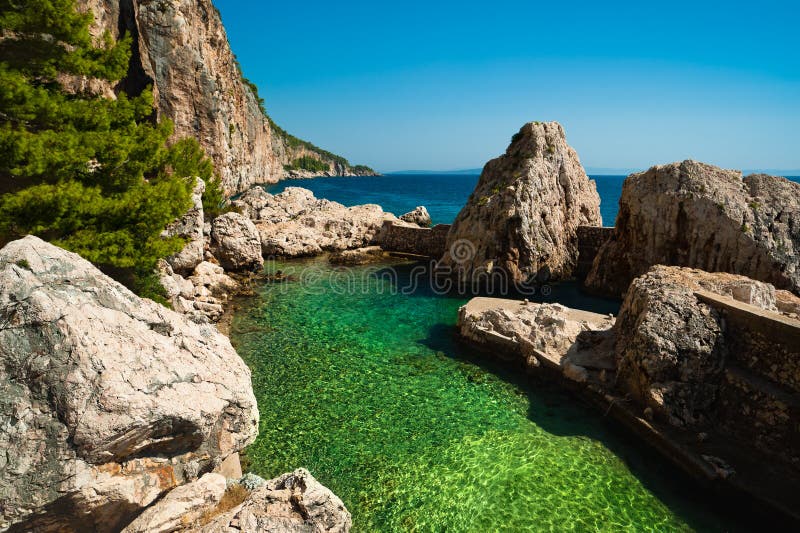 Przy Adriatyckim morzem mały schronienie. Hvar wyspa