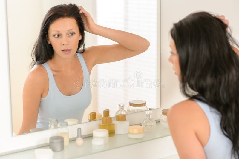 Przy ona kobiety spojrzenie lustrzany łazienki odbicie