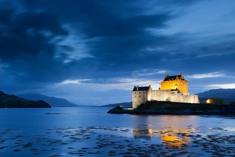 Przy zmierzchem Eilean Kasztel Donan, Szkocja obraz royalty free