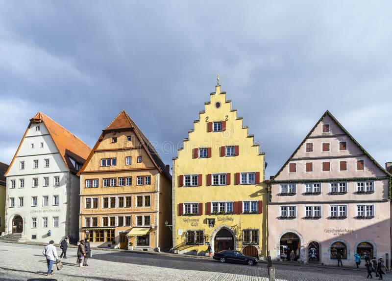 2 przyciągają der każdy targowy mediaval milion ob nad miejsca rothenburg tauber turystów grodzkim gości rok zdjęcia stock 2 przyciągają der każdy targowy mediaval milion ob nad miejsca rothenburg tauber turystów grodzkim gości rok zdjęcia stock