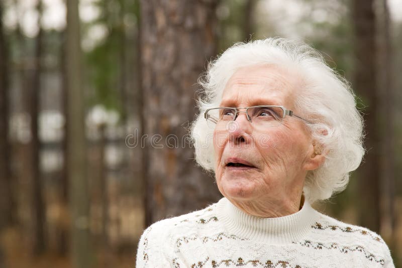 Przyglądająca starsza oddolna kobieta