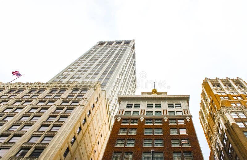 Przyglądający przy ozdobnymi art deco budynkami z flaga amerykańskiej lataniem na jeden up obrazy stock Przyglądający przy ozdobnymi art deco budynkami z flaga amerykańskiej lataniem na jeden up obrazy stock
