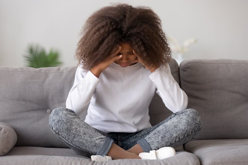 Przygnębiona afrykańska amerykańska nastolatka czuje się zraniona siedząc sama