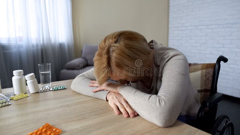 Przygnębiony stary żeński płacz przy stołem, problemem zdrowotnym, depresją i samotnością, obrazy stock Przygnębiony stary żeński płacz przy stołem, problemem zdrowotnym, depresją i samotnością, obrazy stock