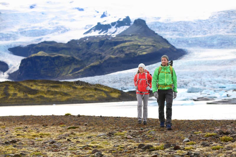 Przygoda wycieczkuje podróży pary trekking na Iceland obrazy royalty free Przygoda wycieczkuje podróży pary trekking na Iceland obrazy royalty free