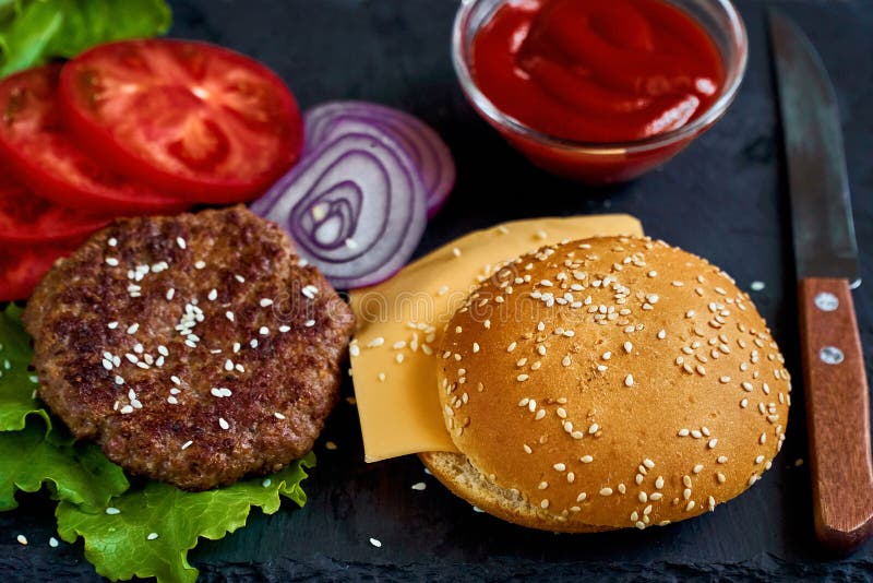 Przygotowanie hamburger zdjęcie stock Przygotowanie hamburger zdjęcie stock