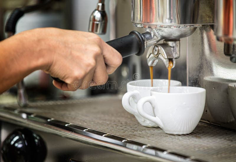 Przygotowywa kawę espresso w jego sklep z kawą