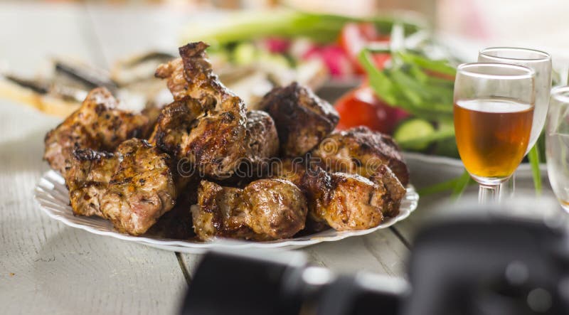 Przygotowywający shish kebab na śnieżnobiałym półkowym Bocznym widoku na stole z białymi drewnianymi deskami obraz royalty free Przygotowywający shish kebab na śnieżnobiałym półkowym Bocznym widoku na stole z białymi drewnianymi deskami obraz royalty free