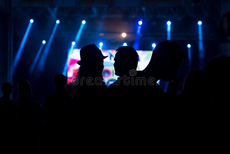 Przyjaciele cieszy się koncert, ludzie tanczy przy przyjęciem zdjęcia stock Przyjaciele cieszy się koncert, ludzie tanczy przy przyjęciem zdjęcia stock