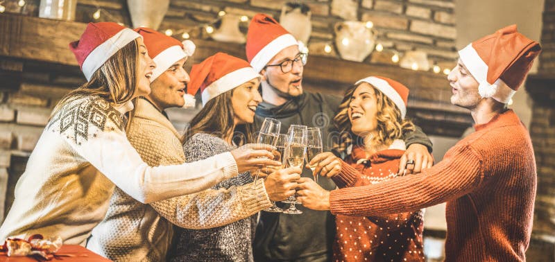 Przyjaciele świętuje boże narodzenia z szampańskim wino grzanki gościem restauracji w domu grupują z Santa kapeluszami - zima wak obrazy stock Przyjaciele świętuje boże narodzenia z szampańskim wino grzanki gościem restauracji w domu grupują z Santa kapeluszami - zima wak obrazy stock