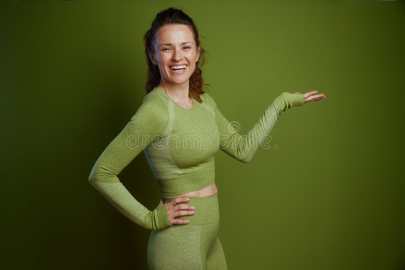 Przyjazna trenerka fitness w zielonym stroju sportowym fotografia stock