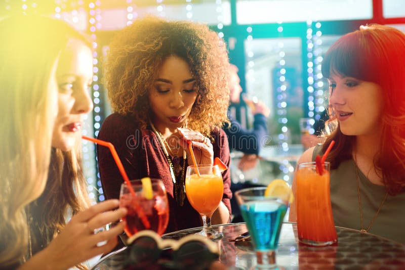 Przyjaźń i pij koktajl w pub razem na uroczystość lub szczęśliwą godzinę w klubie nocnym. grupowe dziewczęta i zdjęcia stock