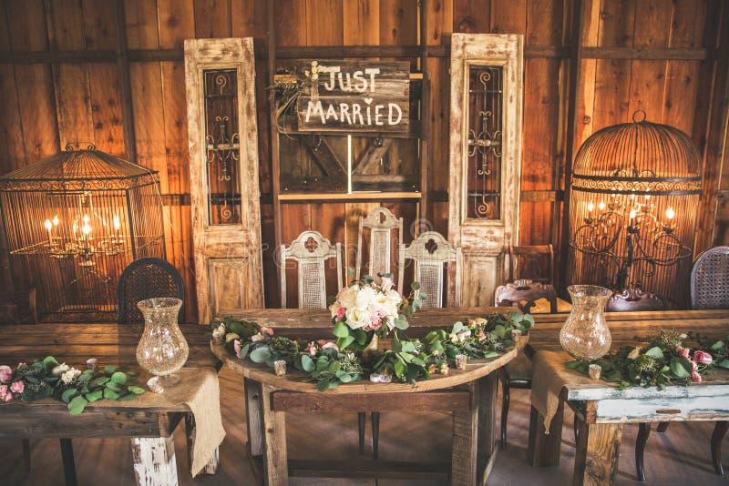Przyjęcie weselne stół w stajni