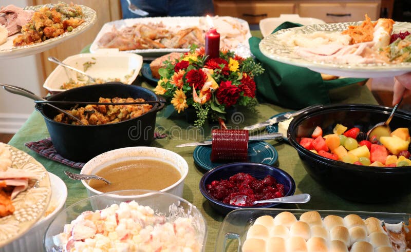 Przypadkowa dziękczynienie uczta na stole z talerzami Wypełnia