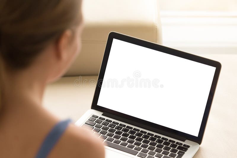 Przypadkowa kobieta patrzeje laptop z mockup pustym ekranem zdjęcia stock Przypadkowa kobieta patrzeje laptop z mockup pustym ekranem zdjęcia stock