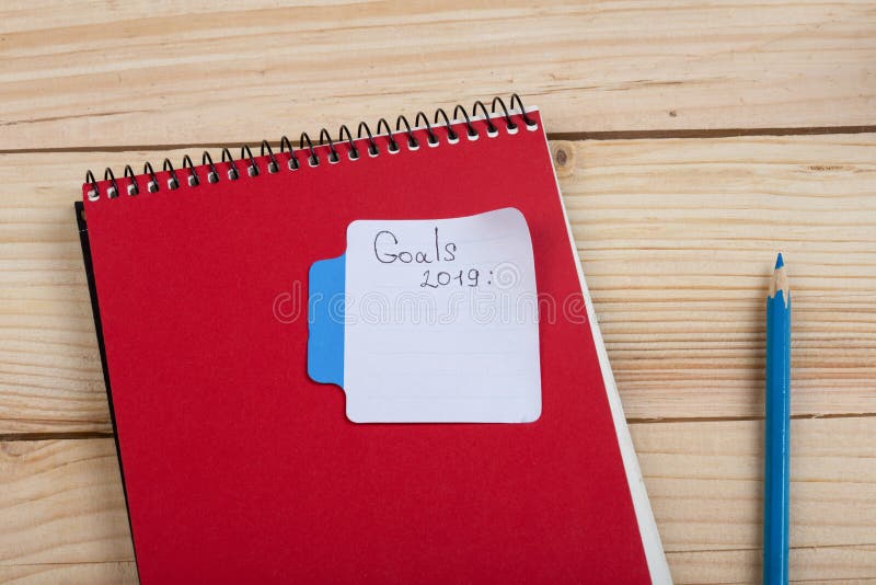 Przypomnienia i biznesu poj? cie - celu 2019 tekst z kija nutowym papierem, notepad i o?? wkiem obrazy stock