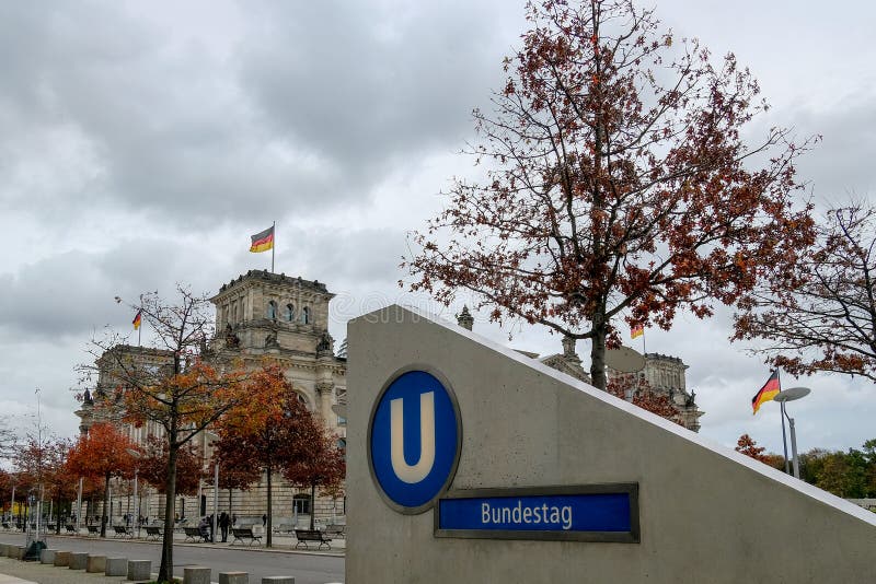 przystanek metra Bundestag ubahn z reichstagiem w tle historycznym budynku, niemcy obrazy stock przystanek metra Bundestag ubahn z reichstagiem w tle historycznym budynku, niemcy obrazy stock