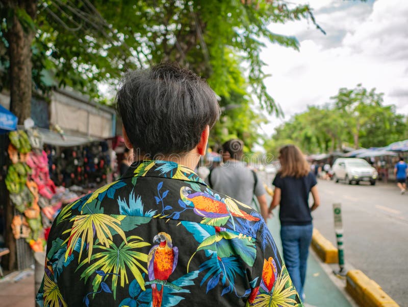 Przystojny Azjatycki męski odprowadzenie w Chatuchak weekendu rynku Bangkok obrazy stock Przystojny Azjatycki męski odprowadzenie w Chatuchak weekendu rynku Bangkok obrazy stock
