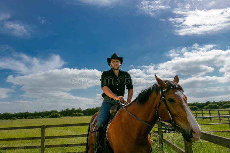 Przystojny kowboj, koński jeździec na comberze adn, horseback inicjuje zdjęcie stock Przystojny kowboj, koński jeździec na comberze adn, horseback inicjuje zdjęcie stock