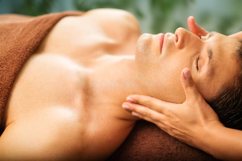 Przystojny mężczyzna relaksuje w zdroju salonie obraz royalty free Przystojny mężczyzna relaksuje w zdroju salonie obraz royalty free