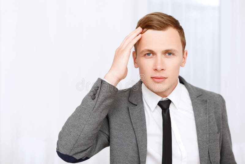 Przystojny mężczyzna załatwia jego włosy obrazy stock Przystojny mężczyzna załatwia jego włosy obrazy stock
