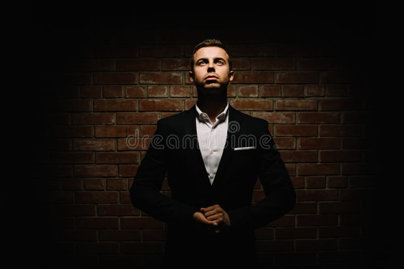 Przystojny młody brunetka model, jest ubranym w czarny i biały kostiumu, obrazy royalty free Przystojny młody brunetka model, jest ubranym w czarny i biały kostiumu, obrazy royalty free