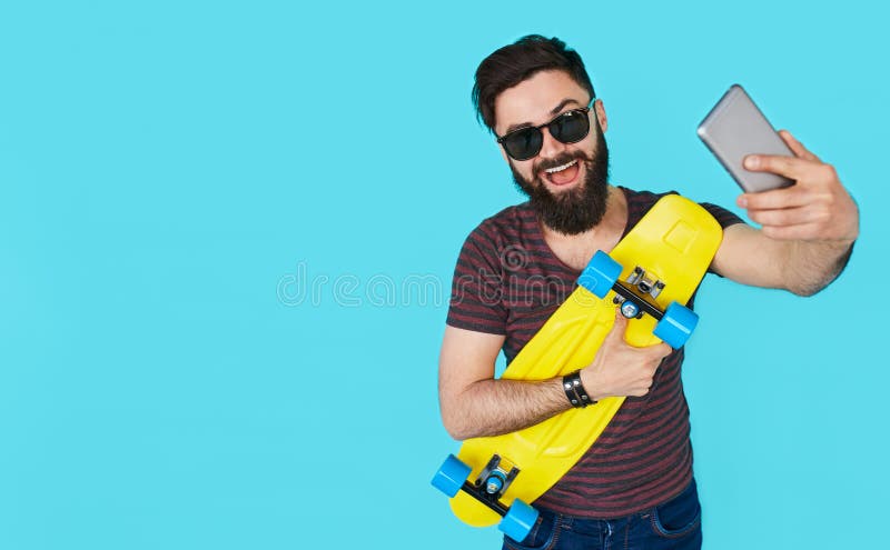Przystojny młody człowiek z brodą bierze selfie zdjęcia royalty free Przystojny młody człowiek z brodą bierze selfie zdjęcia royalty free