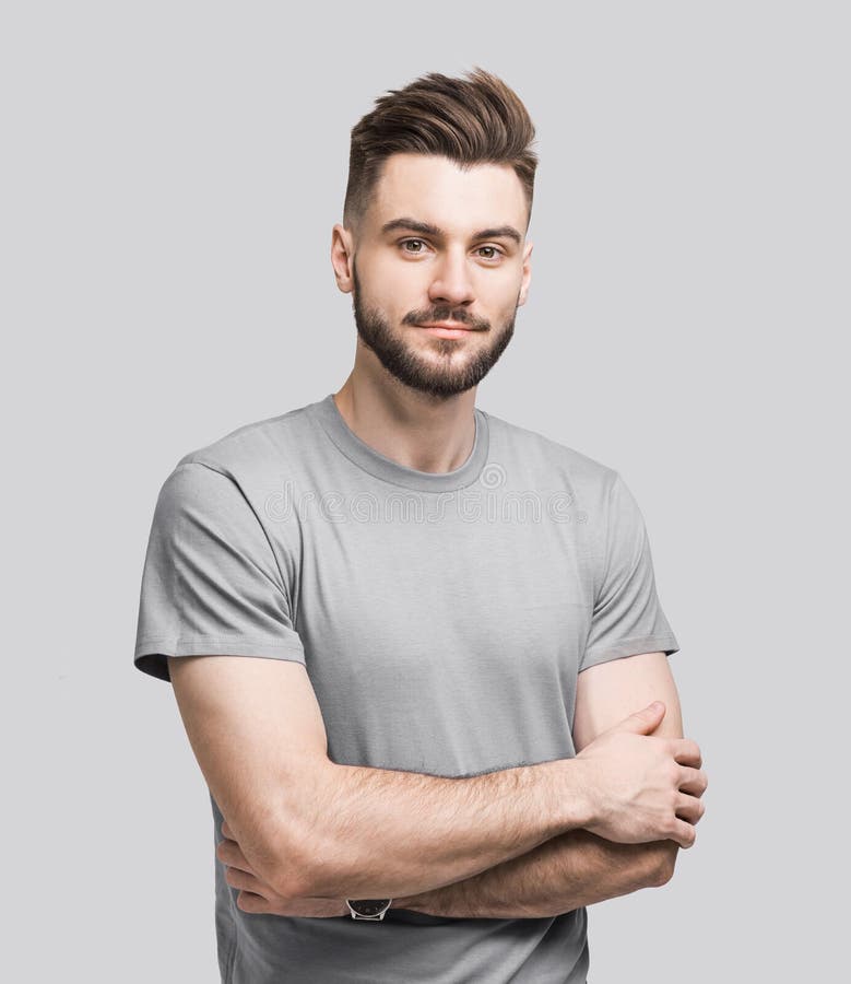 Przystojny młody mężczyzna z zagiętymi ramionami wyizolowany portret. radosny uśmiechający się mężczyzna ze skrzyżowanymi rękami s obrazy royalty free