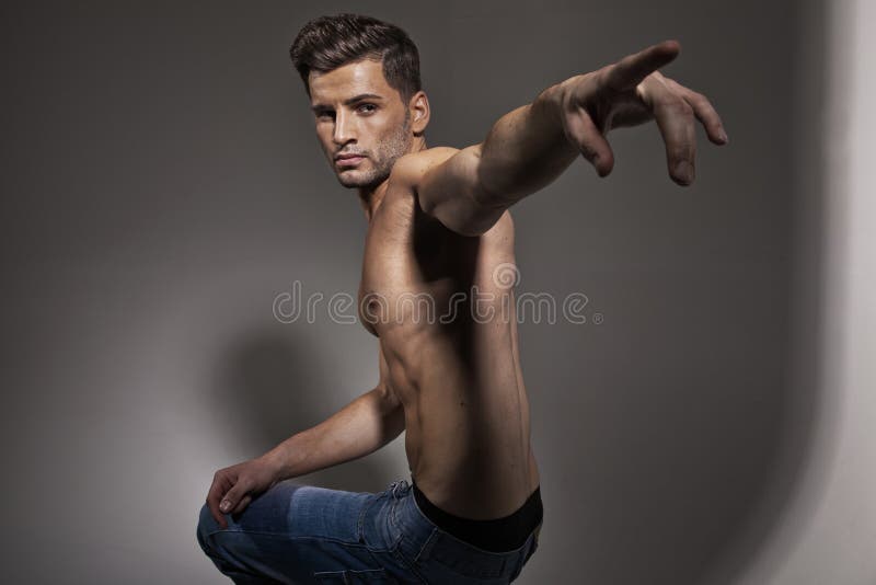 Przystojny samiec model z modnym ostrzyżeniem obrazy stock Przystojny samiec model z modnym ostrzyżeniem obrazy stock