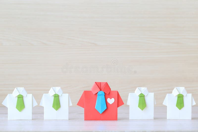 Przywódctwo, pracy zespołowej pojęcie, Origami czerwona koszula z krawatem i prowadzić wśród małej żółtej koszula na wooder tle, obrazy stock Przywódctwo, pracy zespołowej pojęcie, Origami czerwona koszula z krawatem i prowadzić wśród małej żółtej koszula na wooder tle, obrazy stock