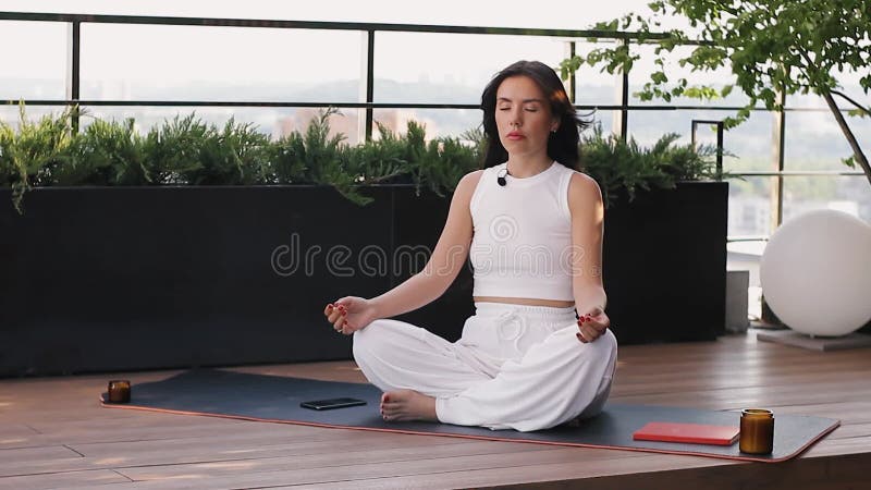 Práctica de la meditación femenina metrajes