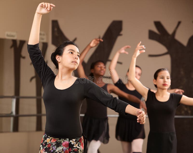 Práctica encantadora de los estudiantes del ballet