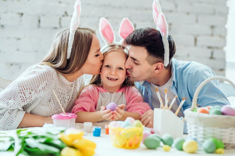 Próbowaliśmy robić wakacje dla was Uroczy rodzinni farby Easter jajka wpólnie Szczęśliwa mała dziewczynka trzyma Easter jajko w r obraz stock Próbowaliśmy robić wakacje dla was Uroczy rodzinni farby Easter jajka wpólnie Szczęśliwa mała dziewczynka trzyma Easter jajko w r obraz stock