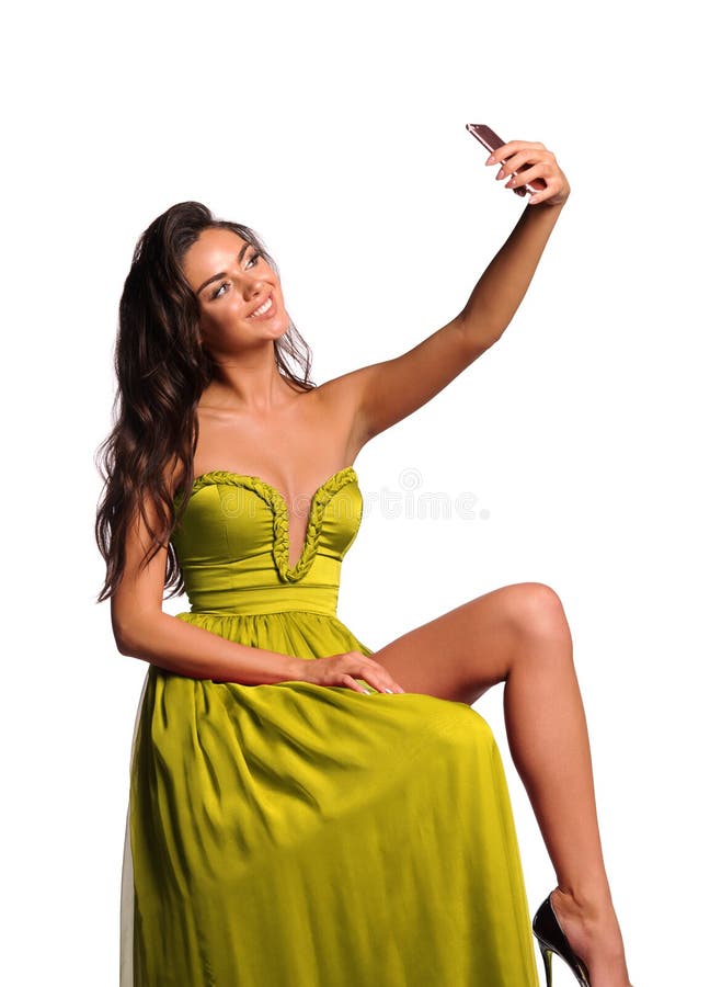 Prächtige Frau in gelbem Kleid Studio-Bild, grauer Hintergrund lizenzfreie stockfotos