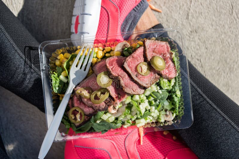 Präparate Fitness Lifestyle Frau mit Essen selfie Top-Ansicht Foto von ihr vorbereitet zu gehen Lunch Box für gesund