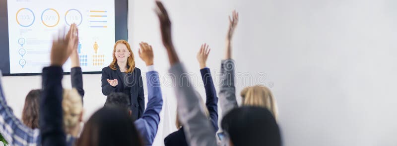 Präsentation von Unternehmen und Personen mit Händen für Fragen Feedback und Abstimmung im Büro Banner. Konferenzabteilung stockbild