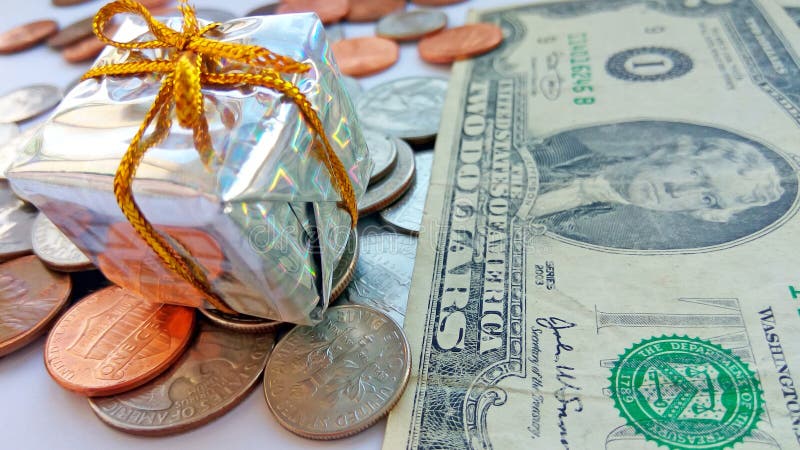 Präsentkarton mit amerikanischen Münzen mit Dollar-USA-Hintergrund stockbilder Präsentkarton mit amerikanischen Münzen mit Dollar-USA-Hintergrund stockbilder