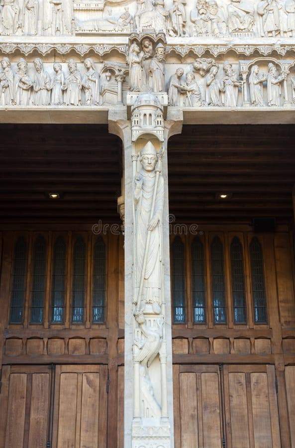 Präststaty på dörrkolonnen till St Anne Portal på westeren royaltyfri bild Präststaty på dörrkolonnen till St Anne Portal på westeren royaltyfri bild