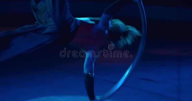 Près d'un jeune artiste de cirque tournant dans un gymnaste massif 4k de roue banque de vidéos