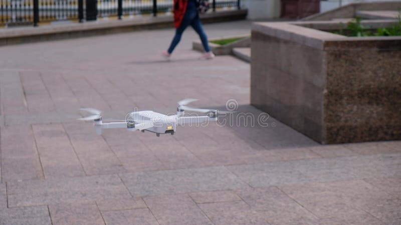 Près d'un vol smart drone dans le ciel. Le droneuav commencent à décoller près du moteur. Les hélices commencent à