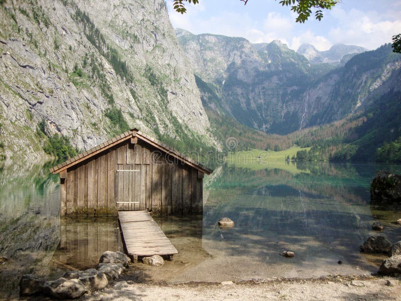 Près de obersee konigsee en devant le panorama de montagne avec des réflexions en Bavière cristallines du lac Allemagne