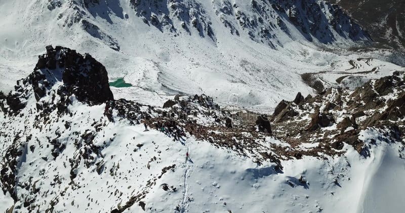 Près du dessus du bourdon Un groupe de grimpeurs est en haut de la crête