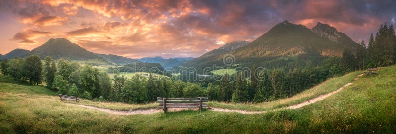 Pré avec la route en parc national de Berchtesgaden photographie stock libre de droits Pré avec la route en parc national de Berchtesgaden photographie stock libre de droits